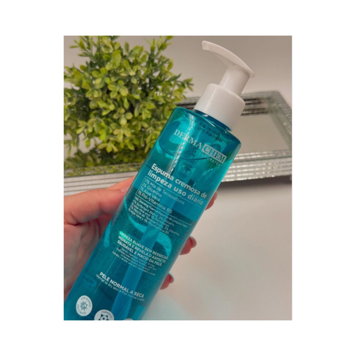 ESPUMA CREMOSA DE LIMPEZA USO DIÁRIO DERMACHEM 240ML