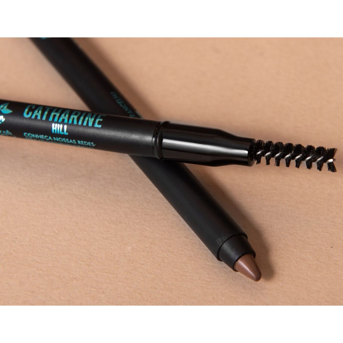 LÁPIS DE SOBRANCELHA COM ESCOVA COR 1 CATHARINE HILL